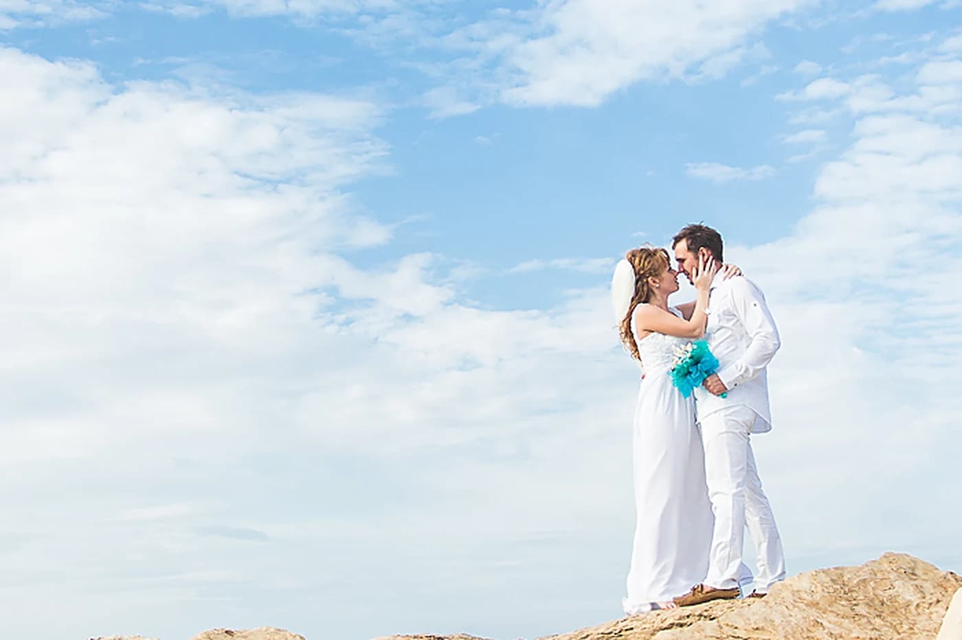 Wedding couple standing on the cliff groom p3satxm, Wedding photography in Dubai in Dubai by Evered Studios