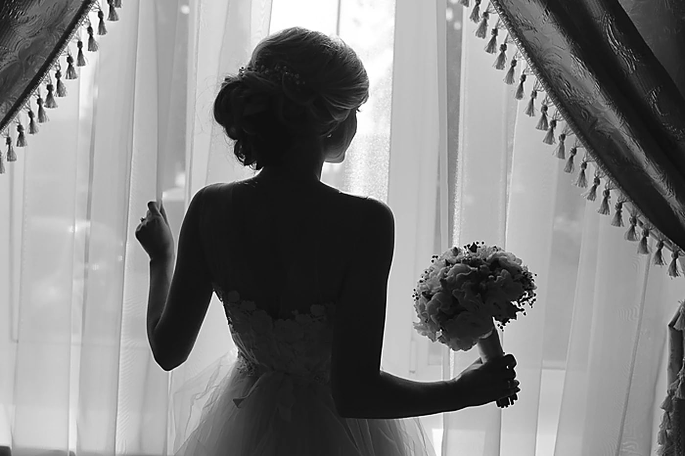 Beautiful bride in a wedding dress by window pqtcxty, Wedding photography in Dubai in Dubai by Evered Studios