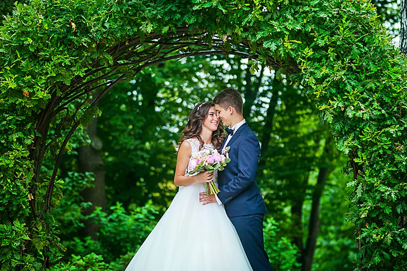 Beautiful young bride and groom in park pfshf9v, Wedding photography in Dubai in Dubai by Evered Studios