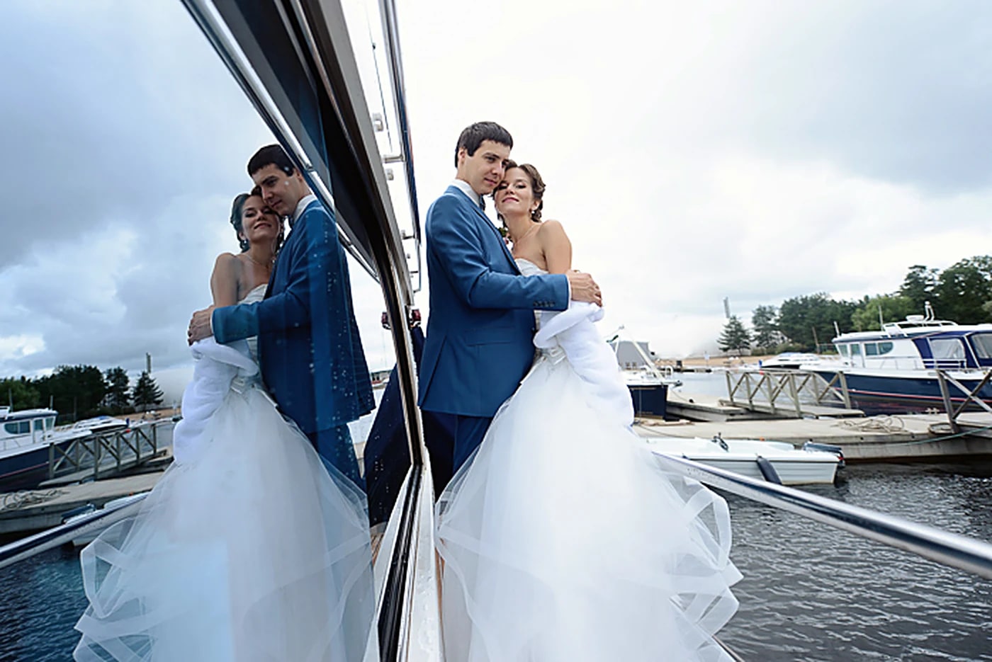 Wedding couple is hugging on a yacht p5efwdb, Wedding photography in Dubai in Dubai by Evered Studios